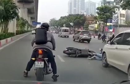 Clip TNGT: Thanh niên đi Yamaha R15 BKS 29M1 99900 gây tai nạn rồi thản nhiên bỏ đi