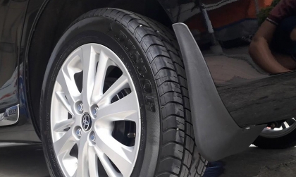 Lốp sau của Toyota Vios xuống hơi nhưng không phát hiện vết thủng là do đâu ạ?