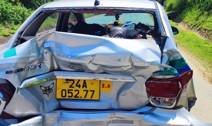 Ảnh TNGT: Hyundai Grand i10 lĩnh đủ vì xe khách đang đua xe