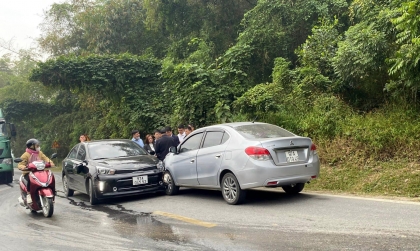 Ảnh TNGT: KIA Soluto 97A 04553 đâm đúng Mitsubishi Attrage biển 49