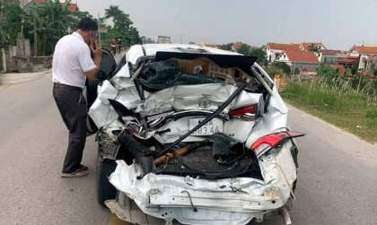 Ảnh TNGT: Toyota Altis biến dạng sau cú đâm của xe tải