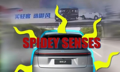 Ô tô Trung Quốc tự phanh gấp trước biển quảng cáo ô tô vì hệ thống hỗ trợ tự động nhận diện nhầm