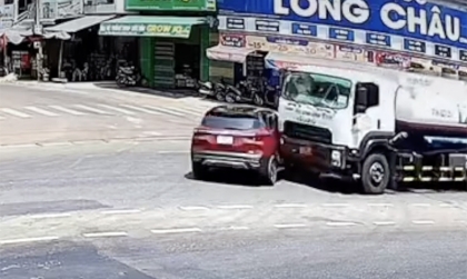 Clip TNGT: “Lóng ngóng” qua ngã tư, KIA Seltos bị xe bồn đâm quay ngang giữa đường