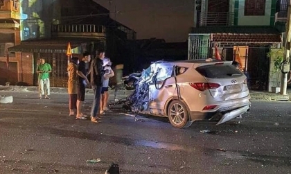 Ảnh TNGT: Hyundai Santa Fe BKS 14A 46224 đâm gục công-ten-nơ