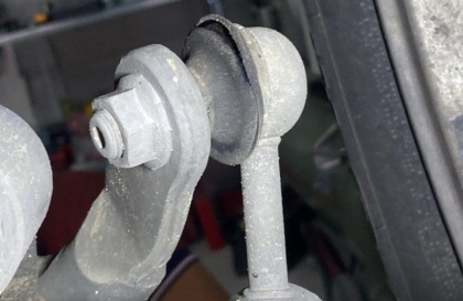 Xe Triton bị thế này phải thay rô tuyn lái chưa ạ?