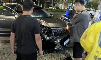 Ảnh TNGT: Beijing X7 BKS 30K 57735 vỡ nát đầu vì đâm cột điện