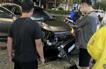 Ảnh TNGT: Beijing X7 BKS 30K 57735 vỡ nát đầu vì đâm cột điện