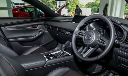 Sao xe Mazda3 của em không mở được từ bên trong ạ?