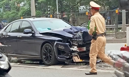 Ảnh TNGT: Bất cẩn, tài xế VinFast Lux A khiến xe biến dạng vì đâm trụ bê tông cầu vượt Ngã tư Vọng