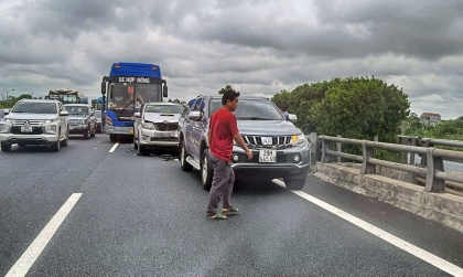 Ảnh TNGT: Tai nạn liên hoàn trên cao tốc Pháp Vân - Cầu Giẽ khiến Toyota Fortuner và Mitsubishi Triton lĩnh đủ