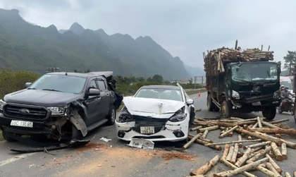 Ảnh TNGT: Tai nạn liên hoàn giữa bốn xe tại Lạng Sơn