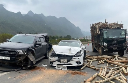 Ảnh TNGT: Tai nạn liên hoàn giữa bốn xe tại Lạng Sơn