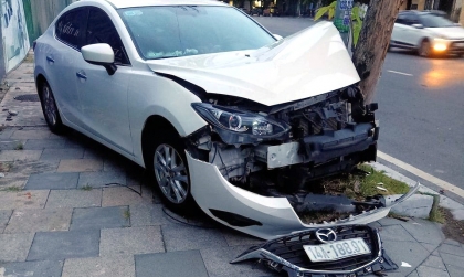 Ảnh TNGT: Mazda3 dính tai nạn không thể lý giải