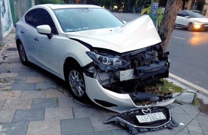 Ảnh TNGT: Mazda3 dính tai nạn không thể lý giải