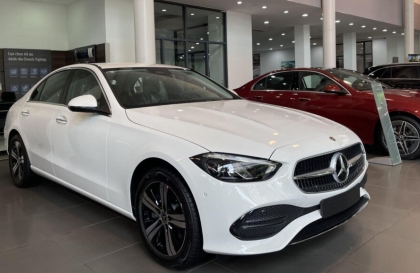 Bảng giá xe Mercedes-Benz tháng 8: C-Class được đại lý ưu đãi 50% phí trước bạ