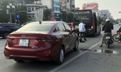 Ảnh TNGT: Hyundai Accent 98A 30599 không giữ khoảng cách, đâm thẳng đuôi xe khách