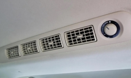 Quạt gió điều hòa Xpander có mùi ẩm là bị gì?