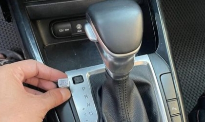 Bay nút shift lock của Kia Cerato, nên xử lý thế nào?