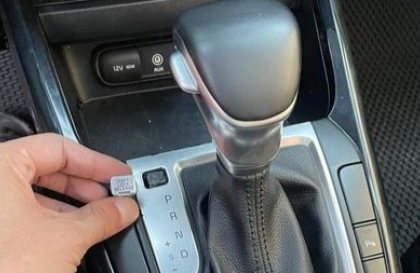 Bay nút shift lock của Kia Cerato, nên xử lý thế nào?