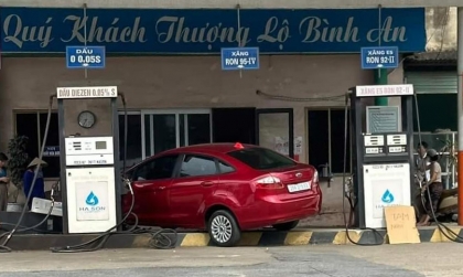 Ảnh TNGT: Lo ngại xăng tăng giá, Ford Fiesta lao vào