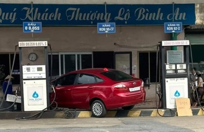 Ảnh TNGT: Lo ngại xăng tăng giá, Ford Fiesta lao vào 