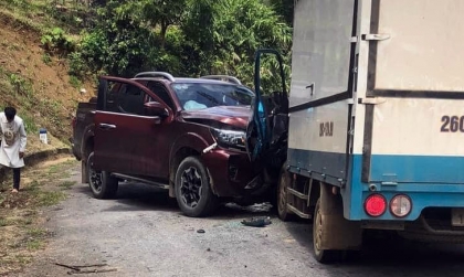 Ảnh TNGT: Đổ đèo không làm chủ tốc độ, Nissan Navara đâm trực diện xe tải