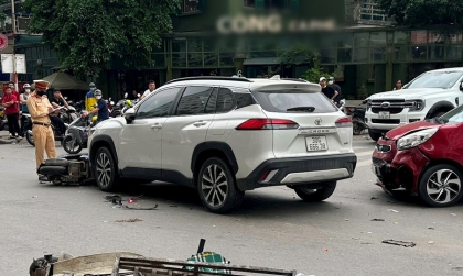 Ảnh TNGT: Nữ tài xế cầm lái Toyota Corolla Cross BKS 30G 66638 gây tai nạn liên hoàn với 2 xe máy và 1 ô tô