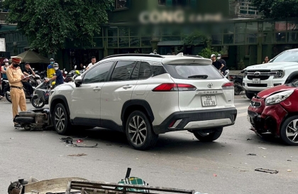 Ảnh TNGT: Nữ tài xế cầm lái Toyota Corolla Cross BKS 30G 66638 gây tai nạn liên hoàn với 2 xe máy và 1 ô tô 