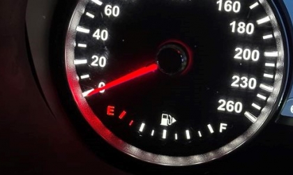 Xin cách xử lý xe Lux SA bị mất vạch báo xăng