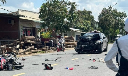 Ảnh TNGT: Xe máy lấn làn, đâm trực diện ô tô