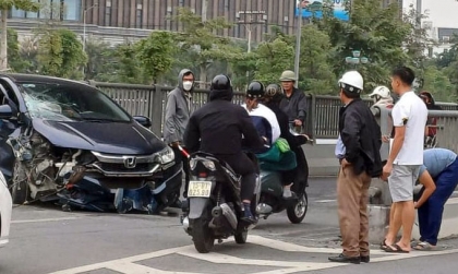 Ảnh TNGT: Nghi buồn ngủ, tài xế Honda City đâm thẳng dải phân cách cứng