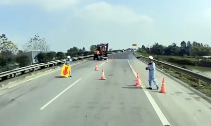 Clip VHGT: Kinh hoàng công nhân bất cẩn chặn đường trên cao tốc Nội Bài - Lào Cai