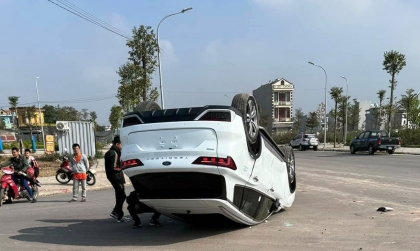 Ảnh TNGT: Ford Territory mới tinh chưa đeo biển số bị Toyota Vios đâm lật ngửa giữa đường