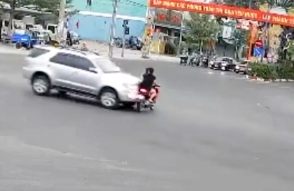Clip TNGT: Kết cục buồn cho đôi thanh niên nam nữ đi xe máy vượt đèn đỏ bị ô tô đâm