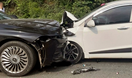 Ảnh TNGT: VinFast Lux A 30K 29901 lấn làn đâm vỡ khoang máy Hyundai Grand i10