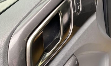 Em mới làm gãy lẫy cửa xe Ford Everest, xin cách giải quyết ạ?