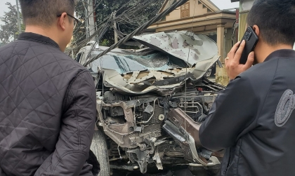 Ảnh TNGT: Nissan Navara 29H 22289 lao lên vỉa hè, đâm gục hai cột điện mới chịu dừng