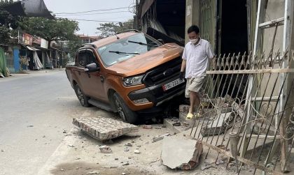 Ảnh TNGT: Ford Ranger 19C 22270 đâm nhà dân, gãy rời càng A, văng bánh trước