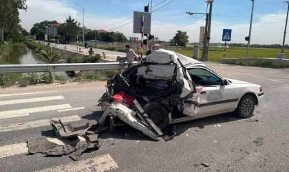 Ảnh TNGT: Mazda 323 BKS 89A 23496 bị công-ten-nơ đâm biết dạng nửa xe