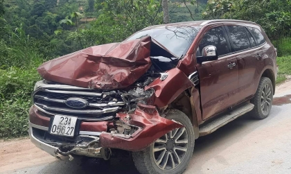 Ảnh TNGT: Đổ đèo tốc độ, Ford Everest