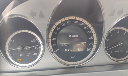 Đèn báo nhiệt độ trên bảng táp lô Mercedes C300 thế này là sao?