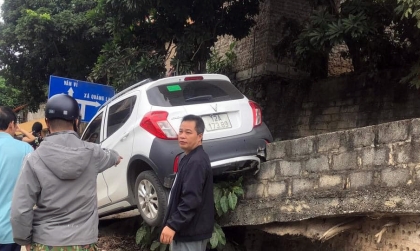 Ảnh TNGT: Nhầm số lùi, VinFast Fadil gãy bánh sau, treo mình trên dốc cao