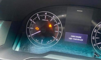 Toyota Innova bị lỗi trên đồng hồ thế này là sao?