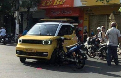 Ảnh TNGT: Wuling miniEV BKS 78H 01966 bị xe máy đâm vì quay đầu không sát