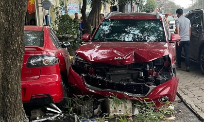 Ảnh TNGT: KIA Sonet 15K 08713 lao vỉa hè đâm vẹo bánh sau Mazda3