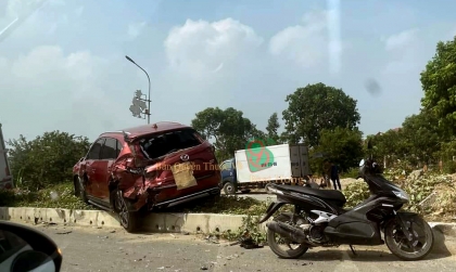 Ảnh TNGT: Mazda CX-5 bị xe tải húc tung lên dải phân cách