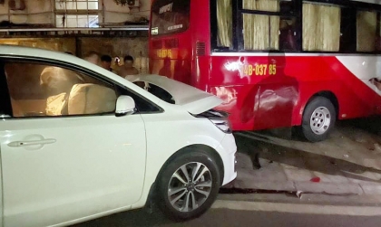 Ảnh TNGT: KIA Sedona đâm xe khách đang dừng: vỡ cản trước, bung túi khí