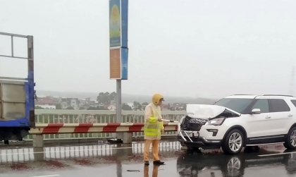 Ảnh TNGT: Ford Explorer không giữ khoảng cách, đâm thẳng đuôi xe tải