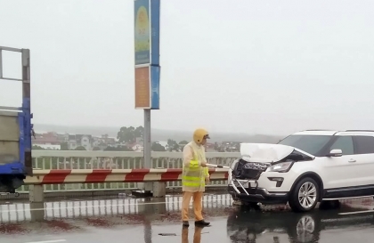 Ảnh TNGT: Ford Explorer không giữ khoảng cách, đâm thẳng đuôi xe tải