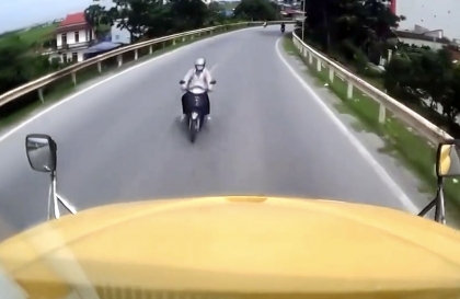 Clip TNGT: Tài xế công-ten-nơ đen đủi nhất năm với pha tai nạn không thể lý giải